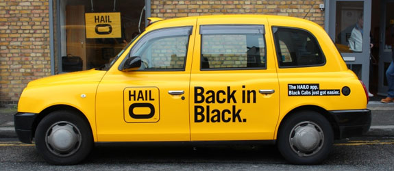 صورة شعار هيلو Hailo على سيارة أجرة أنجليزية